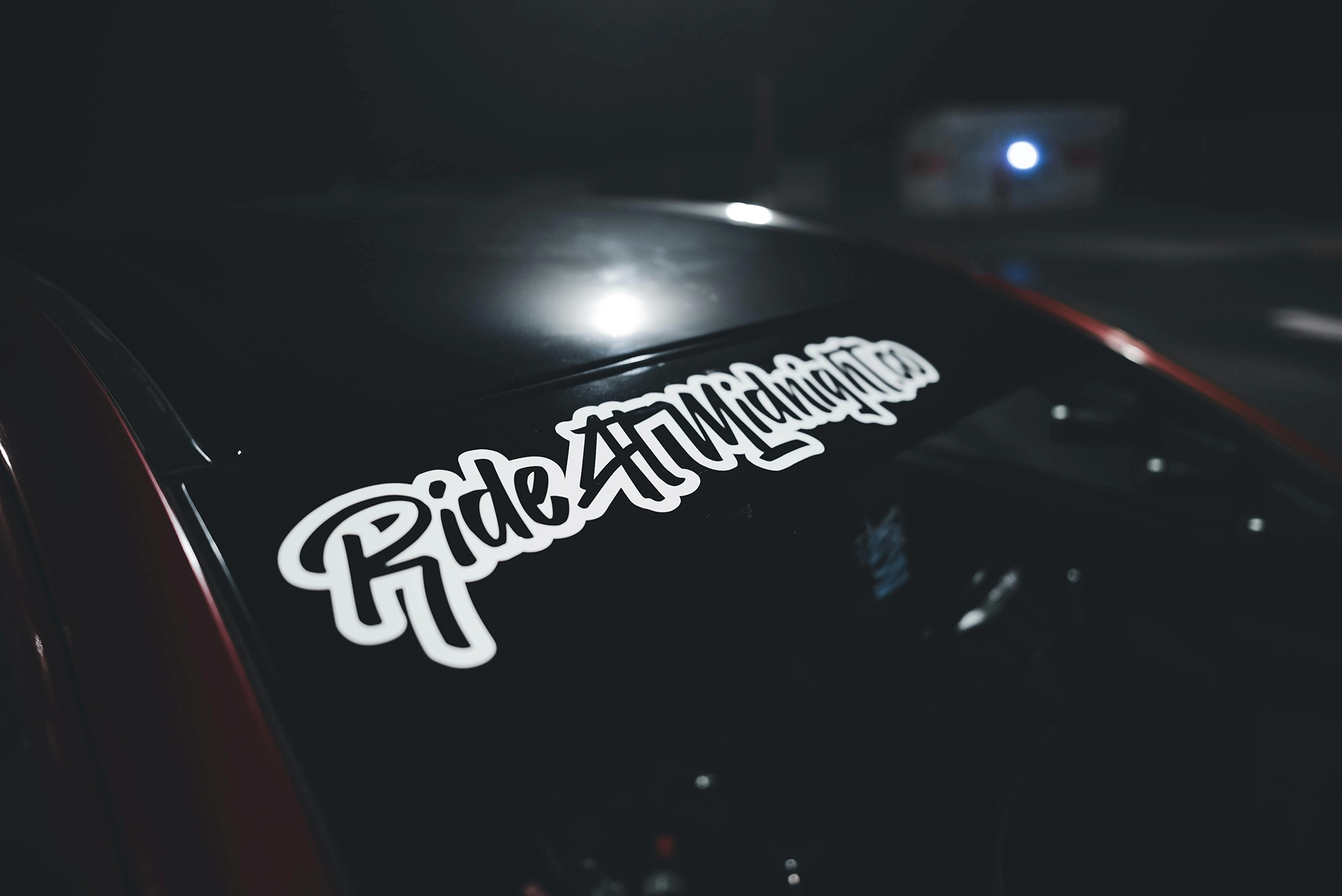Cum se montează corect stickerele auto pentru parbriz prin interior